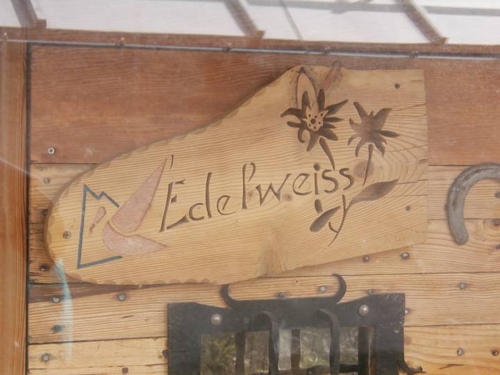 Porte avec edelweiss aux Clos 